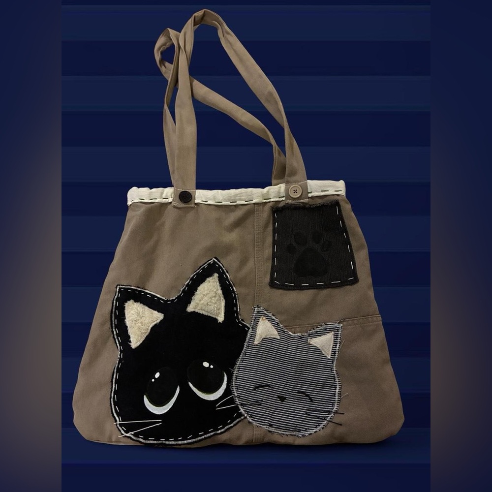 Cute cat tote bag with embroidered details and pockets